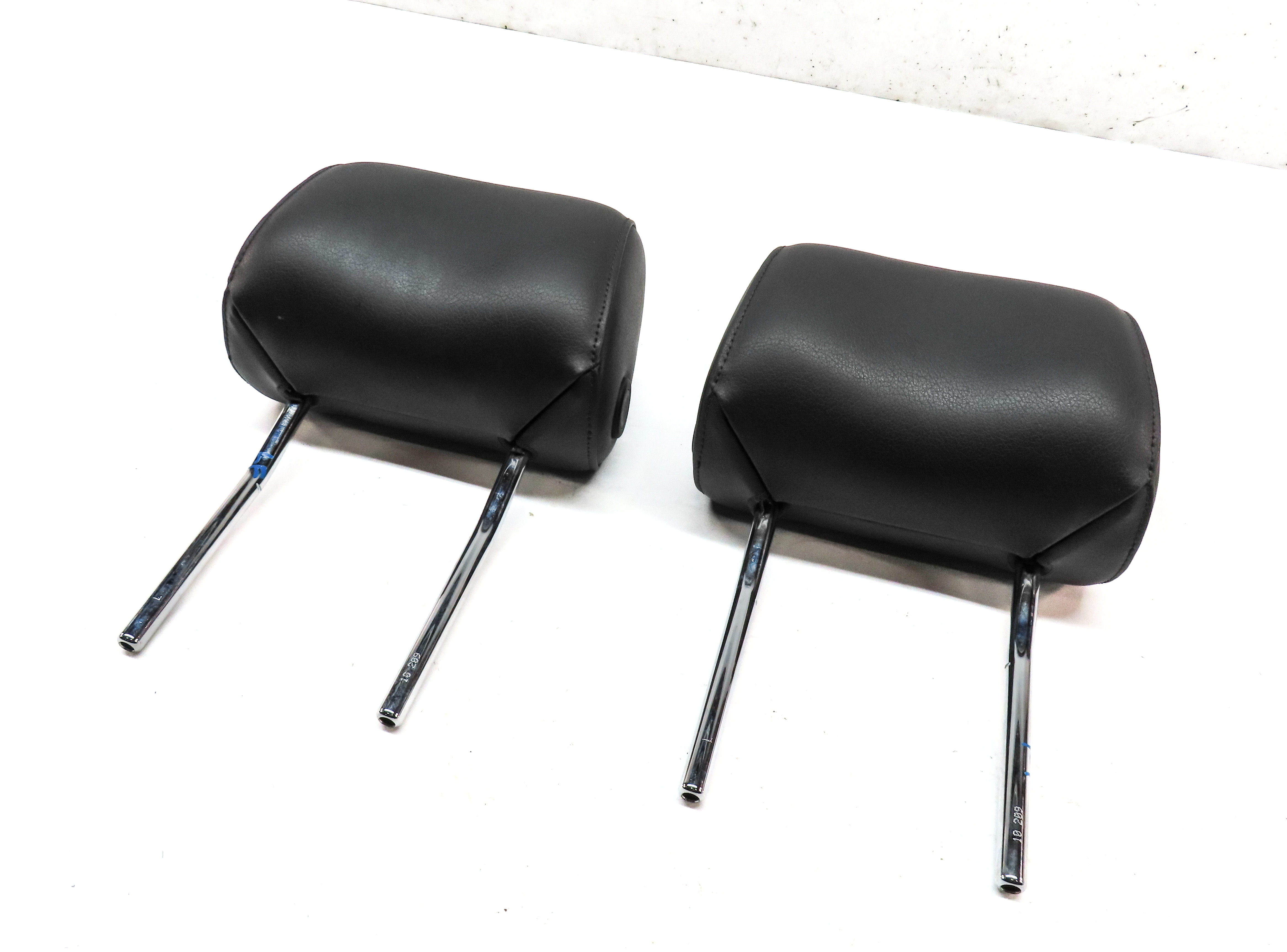 18-13 AUDI A3 8P FRONT LEFT DRIVER & RIGHT PASSENGER SEAT HEADREST SET2 (Black) — exact item pictured